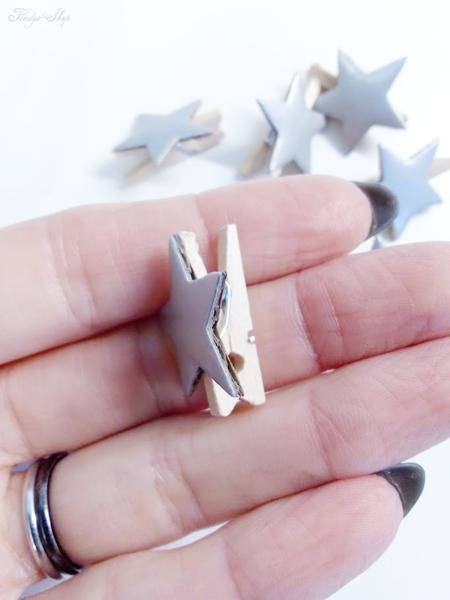 12 Holzklammern mit silbernem Stern